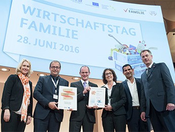 vlnr: Manuela Schwesig Bundesministerin für Familie, Senioren, Frauen und Jugend, FingerHaus Geschäftsführer Klaus Cronau und Dr. Mathias Schäfer, FingerHaus-Personalleiterin Andrea Richter, Moderator Mitri Sirin, sowie Dirk Malige Stellvertretender Generalsekretär Zentralverband d. deutschen Handwerks